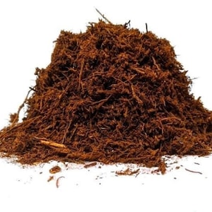 Puede incluir: Un montón de virutas de madera marrón, comúnmente utilizadas como mantillo para el paisajismo.