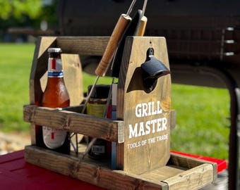 Bbbe Grill Caddy für Papa Personalisierte Vatertagsgeschenk Holz Grill-Werkzeug-Organizer mit Flaschenöffner Rustikaler Holz Grillveranstalter