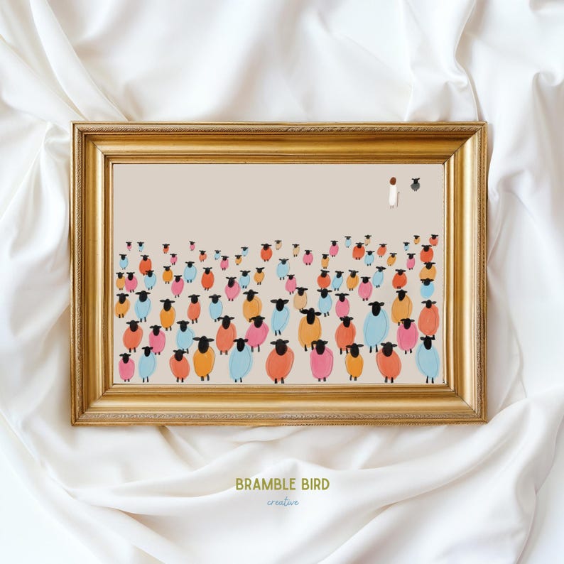 Op de afbeelding: Een ingelijst afdruk van een kleurrijke illustratie van een kudde schapen met een enkele figuur in de verte. De schapen zijn in verschillende tinten roze, oranje en blauw. De achtergrond is lichtbeige. De tekst "BRAMBLE BIRD creative" staat onderaan de afdruk.
