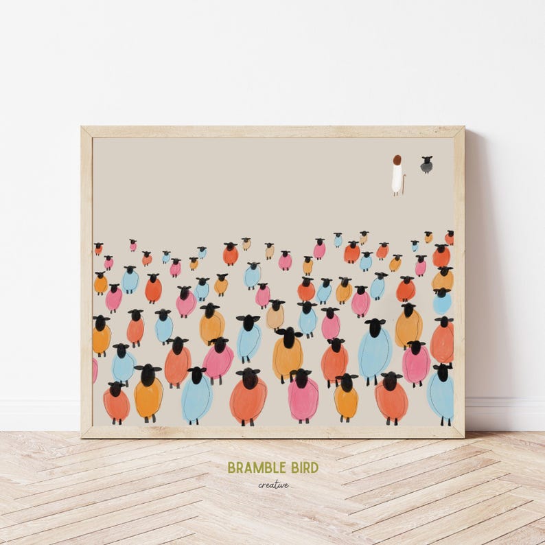 Op de afbeelding: Een ingelijst afdruk van een aquarelillustratie met een groep kleurrijke schapen met zwarte gezichten. De schapen zijn in een rij gerangschikt, met een enkele figuur in wit die bovenaan de afbeelding staat. De achtergrond is lichtbeige. De afdruk is getiteld "Bramble Bird creative".