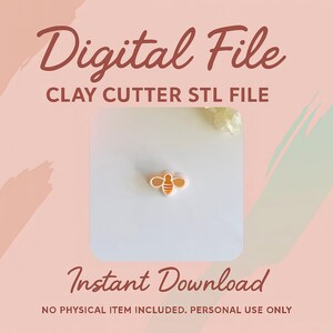 以下が含まれることがあります： STL形式の粘土カッターのデジタルファイル。オレンジと白の小さな蜂の形をしたカッターが写っています。「Digital File」と「Instant Download」の文字が筆記体で表示され、物理的なアイテムは含まれていないことが示されています。