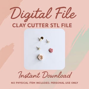 Op de afbeelding: Advertentie voor een digitaal bestand met de tekst 'Digital File' en 'Clay Cutter STL File'. De afbeelding toont kleisnijderontwerpen, waaronder een bloem en oorstekers. De woorden 'Instant Download' zijn ook zichtbaar.