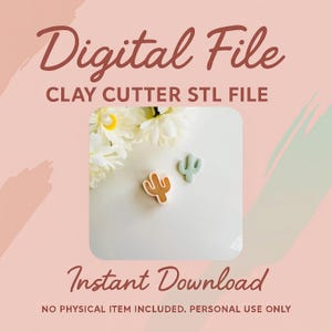 Könnte beinhalten: Grafik einer digitalen Datei mit dem Text "Digital File" und "Instant Download". Das Bild zeigt zwei kleine kaktusförmige Ton-Ausstecher, einen beigen und einen grünen, auf einer weißen Oberfläche mit Blumen. Der Text "CLAY CUTTER STL FILE" ist ebenfalls vorhanden.