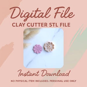 Pode incluir: Imagem de dois cortadores de argila em forma de flor, um lilás e outro bege. O texto "Digital File" e "Instant Download" é exibido em itálico. Download instantâneo.