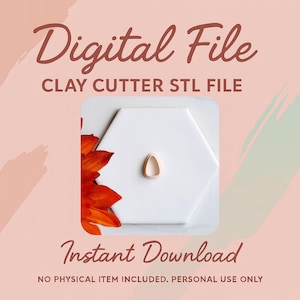 Puede incluir: Imagen de un archivo digital para cortador de arcilla. El texto dice "Digital File", "CLAY CUTTER STL FILE" y "Instant Download". Un cortador de arcilla en forma de lágrima se ve sobre una superficie hexagonal blanca.