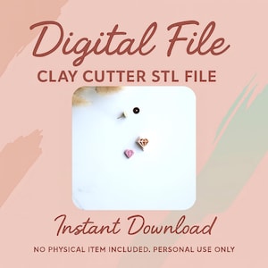 Op de afbeelding: Advertentie voor een digitaal bestand met de tekst "Digital File" en "Instant Download". De afbeelding toont kleisnijderontwerpen, waaronder diamant- en hartvormen. De tekst "CLAY CUTTER STL FILE" is ook aanwezig.