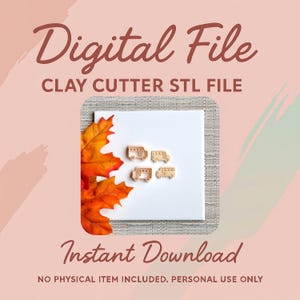 Op de afbeelding: De afbeelding toont vier kleine houten kleisnijders in de vorm van schoolbussen. De tekst luidt "Digital File", "Clay Cutter STL File" en "Instant Download". Een groot oranje blad staat in de hoek.