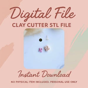 Puede incluir: Imagen de un archivo digital para cortadores de arcilla. La imagen incluye el texto "Digital File" y "Instant Download". La imagen muestra un pequeño cactus rosa y un pequeño cortador de arcilla de cactus beige, junto con un perno dorado y un pendiente de poste dorado.