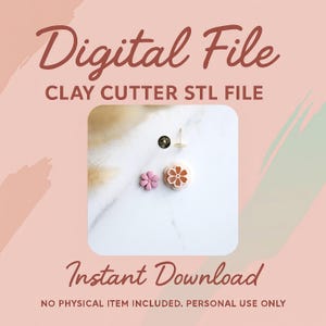 Puede incluir: Gráfico de archivo digital con las palabras "Digital File" e "Instant Download" en una fuente de escritura. La imagen muestra diseños de cortadores de arcilla, incluyendo una flor y un botón. También está presente el texto "CLAY CUTTER STL FILE".