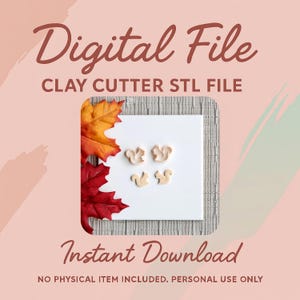Puede incluir: Archivo digital para un archivo STL de cortador de arcilla. La imagen muestra cuatro pequeños cortadores de arcilla con forma de ardilla sobre un cuadrado blanco, con hojas de otoño a la izquierda. Las palabras "Digital File" e "Instant Download" se muestran.
