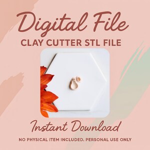 Könnte beinhalten: Digitale Datei für eine Ton-Cutter-STL-Datei. Das Bild zeigt einen kleinen, birnenförmigen Ton-Cutter auf einer weißen sechseckigen Oberfläche. Die Wörter "Digital File" und "Instant Download" sind in einer dekorativen Schriftart dargestellt. Der Hintergrund ist ein zartes Rosa mit orangefarbenen floralen Akzenten.