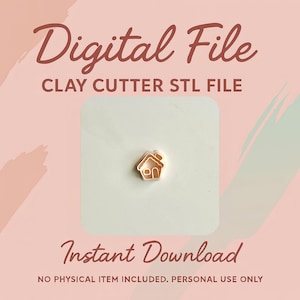 Puede incluir: Un cortador de arcilla en forma de casa de color oro rosa. La imagen incluye el texto "Digital File", "CLAY CUTTER STL FILE" y "Instant Download". El fondo es rosa claro con un cuadrado blanco.