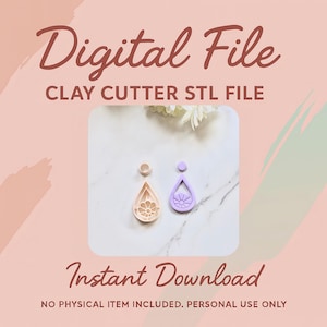 Könnte beinhalten: Digitales Dateibild mit Ton-Cutter-STL-Dateien. Das Bild zeigt zwei tropfenförmige Ton-Cutter, einen beigen und einen lavendelfarbenen, jeweils mit einem Blumendesign. Der Text "Digital File", "Clay Cutter STL File" und "Instant Download" ist zu sehen.