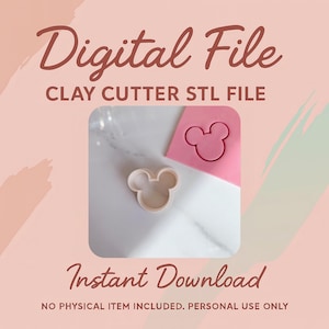 Peut inclure: Image d'un fichier numérique pour un emporte-pièce en forme de tête de souris. L'image comprend le texte "Digital File", "Clay Cutter STL File" et "Instant Download". Une feuille d'argile rose avec une découpe de tête de souris est également montrée.