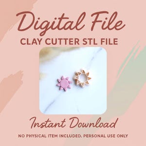 Puede incluir: Imagen de dos cortadores de arcilla con forma de sol, uno rosa y otro beige, sobre una superficie blanca. Las palabras "Digital File", "Clay Cutter STL File" e "Instant Download" se muestran en una fuente estilizada. También está presente el texto "NO PHYSICAL ITEM INCLUDED. PERSONAL USE ONLY".