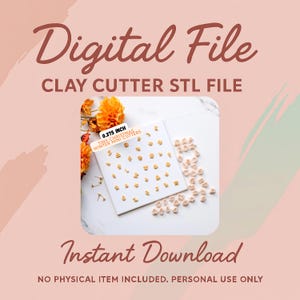 Puede incluir: Anuncio de archivo digital STL de cortador de arcilla. La imagen muestra una tarjeta blanca con pequeños cortadores de arcilla, incluyendo letras y formas festivas. El texto incluye "Archivo Digital" y "Descarga Instantánea".