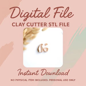 Op de afbeelding: Een digitale bestandsadvertentie met de woorden "Digital File" en "Instant Download" in een handgeschreven lettertype. De afbeelding toont STL-bestanden voor kleisnijders in de vorm van een pinguïn en een hart. De achtergrond is zachtroze met een witte vierkant.