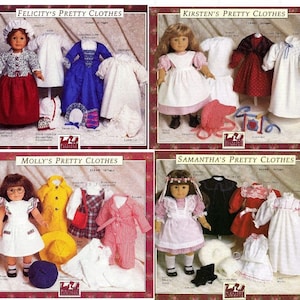 Op de afbeelding: Vier verschillende sets poppenkleding voor American Girl poppen. Elke set bevat een verscheidenheid aan outfits, accessoires en schoenen. De poppen zijn niet inbegrepen in de afbeelding. De sets zijn gelabeld met "Felicity's Pretty Clothes", "Kirsten's Pretty Clothes", "Molly's Pretty Clothes" en "Samantha's Pretty Clothes".