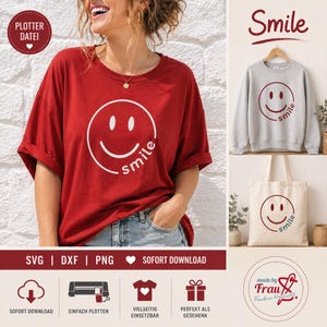 Può includere: Una maglietta rossa con un disegno di faccina sorridente bianca e la parola "smile". Sono mostrate anche una felpa grigia e una borsa di tela con lo stesso disegno. L'immagine include anche il testo "SVG | DXF | PNG" e "SOFORT DOWNLOAD".