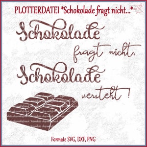 Op de afbeelding: Een bruine chocolade reep met de tekst "Schokolade fragt nicht. Schokolade versteht!" in een cursief schrift. De tekst is in het Duits. De afbeelding bevat ook de tekst "Formate SVG, DXF, PNG".