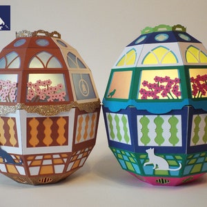 Peut inclure: Deux lanternes en papier, l'une brune et l'autre bleue, avec des motifs complexes et des fenêtres lumineuses. Chaque lanterne présente une silhouette de chat et d'oiseau, ainsi qu'un motif floral.