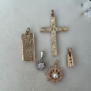 14K VINTAGE CHARMS - Hawaiian Cross Heart Paddle  Diamond Bar