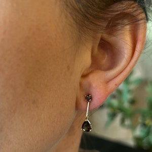 Pendientes colgantes de lágrima de cuarzo ahumado para perforaciones en capas de cartílago, pendientes desiguales con piedras en forma de pera, pendientes de oro de 14k 60