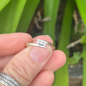 Anillo vintage de oro blanco de 10 k con diamantes: talla 6 3/4 n.° 032