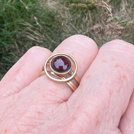 Vintage Solid 8k Yellow Gold Garnet Ring Size 5 1… - image 4
