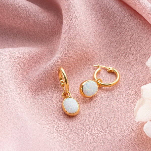 Superbes boucles d'oreilles créoles en opale blanche / Boucles d'oreilles faites à la main Boucles d'oreilles charmantes remplies d'or / cadeau pour femme / Boucles d'oreilles minimalistes