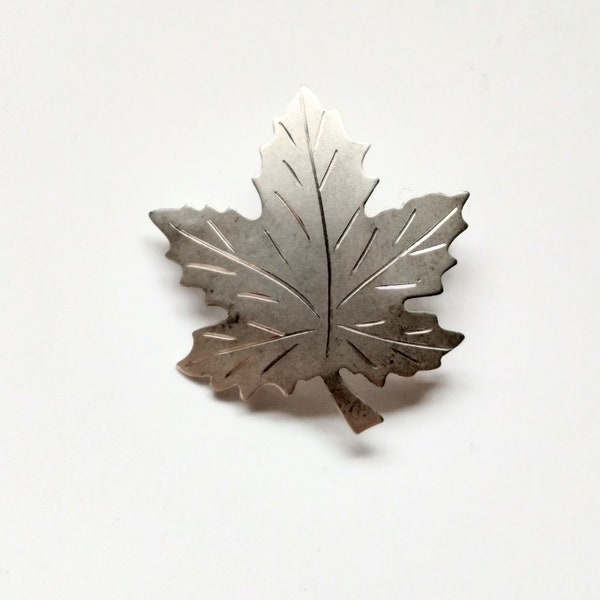 Vintage Bond Boyd 925 Sterling Silver Autumn Maple Leaf Diamond Cut Fall Brooch