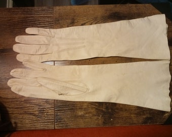 Vintage 1950's Pair of Cream Color 3/4 Length Leather Gloves