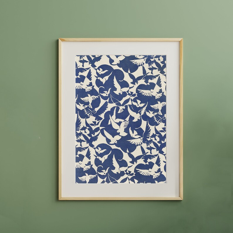 K&ouml;nnte beinhalten: Ein gerahmter Druck mit wei&szlig;em Hintergrund und einem blauen Silhouettenmuster von V&ouml;geln, die in einem wirbelnden Design fliegen.