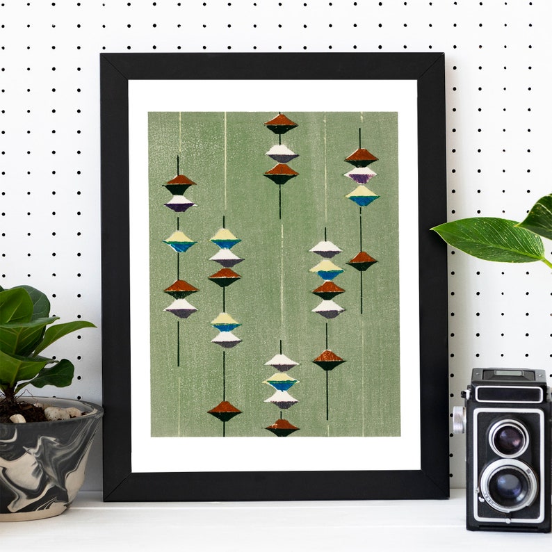 Puede incluir: Una impresi&oacute;n enmarcada de un dise&ntilde;o geom&eacute;trico abstracto con una serie de formas apiladas y superpuestas en tonos de marr&oacute;n, blanco, azul y verde sobre un fondo verde claro.