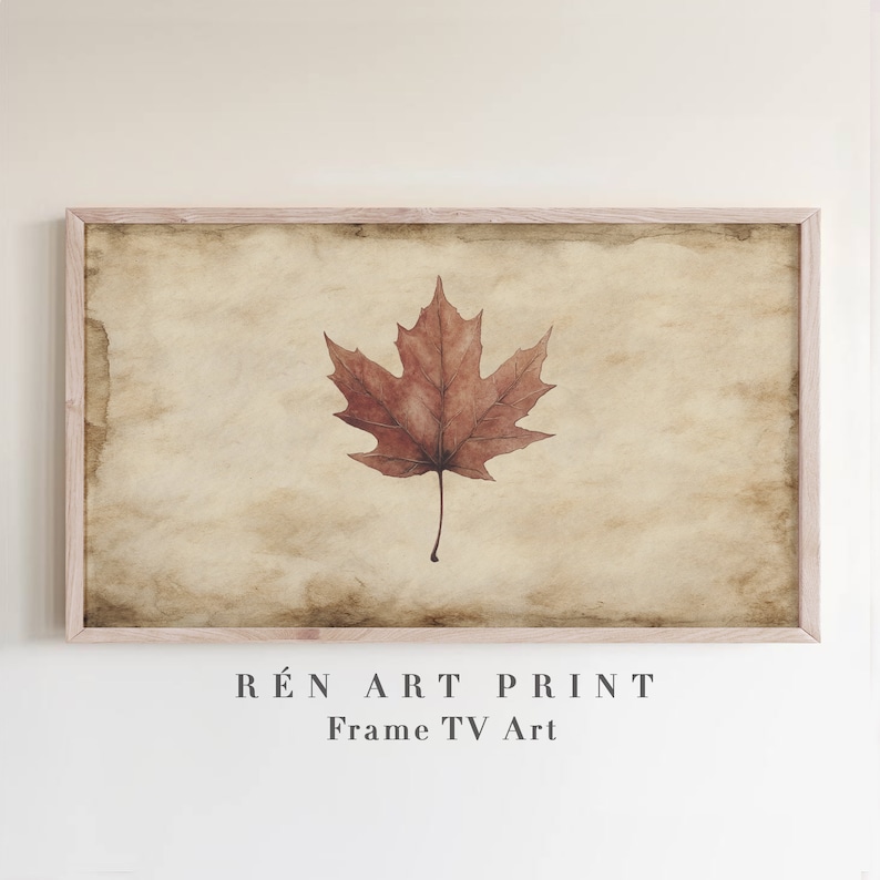 Puede incluir: Una impresi&oacute;n enmarcada de una sola hoja de arce marr&oacute;n sobre un fondo de pergamino de estilo vintage. La impresi&oacute;n se titula "R&Eacute;N ART PRINT Frame TV Art".