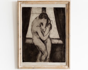 Puede incluir: Una impresión vintage en blanco y negro de una pareja abrazándose frente a una ventana. La impresión está enmarcada en un marco de madera claro.