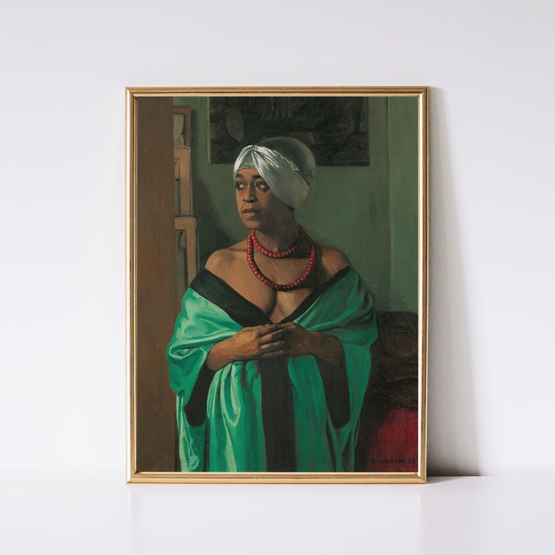 Puede incluir: Retrato enmarcado de una mujer con un turbante blanco, un chal verde y negro y un collar de cuentas rojas. La pintura tiene un marco dorado y un fondo verde y marr&oacute;n.