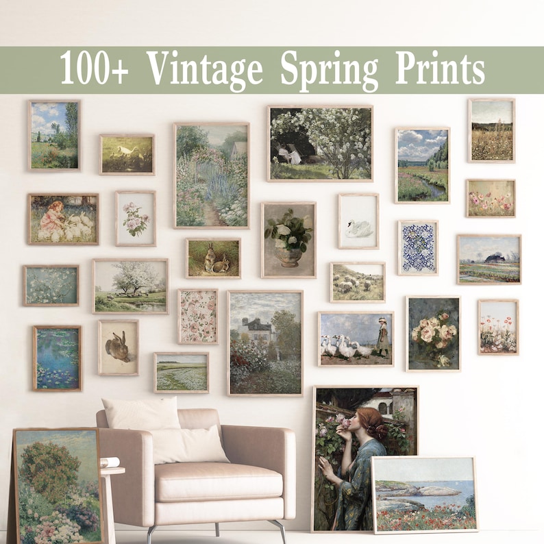 Op de afbeelding: Een witte wandgalerij met meer dan 100 vintage prints met een lentethema in verschillende stijlen en kleuren. De prints zijn ingelijst in licht hout en in een rasterpatroon gerangschikt. De prints tonen sc&egrave;nes uit de natuur, dieren en bloemen.