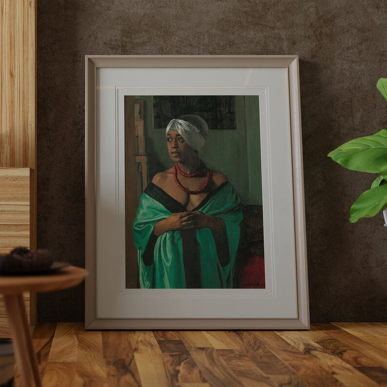 Puede incluir: Retrato enmarcado de una persona con un pa&ntilde;uelo blanco en la cabeza, un chal verde y negro y un collar de cuentas rojas. La obra de arte se exhibe en un marco de color claro, apoyada contra una pared oscura. El retrato est&aacute; sobre un suelo de madera.