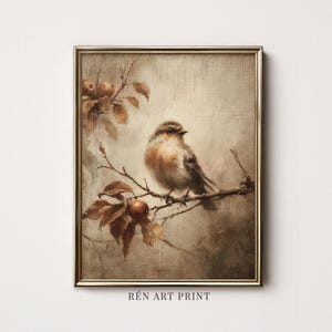 Könnte beinhalten: Ein gerahmter Kunstdruck, der einen kleinen Vogel auf einem dünnen Ast mit braunen Blättern und runden Früchten zeigt. Das Gemälde verwendet eine gedämpfte Palette aus Beige-, Braun- und Cremetönen mit sichtbaren Pinselstrichen.