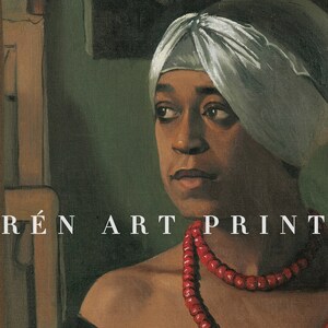 Puede incluir: Un retrato de una persona con un pa&ntilde;uelo blanco en la cabeza y un collar de cuentas rojas. El texto "R&Eacute; N ART PRINT" est&aacute; impreso en blanco en la parte inferior de la imagen. El fondo es verde apagado.