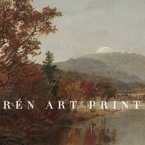 Puede incluir: Una pintura de un paisaje monta&ntilde;oso con un lago en primer plano. El lago est&aacute; rodeado de &aacute;rboles en varios tonos de verde, marr&oacute;n y rojo. La monta&ntilde;a en el fondo est&aacute; cubierta de nieve. La pintura se titula "R&Eacute;N ART PRINT".