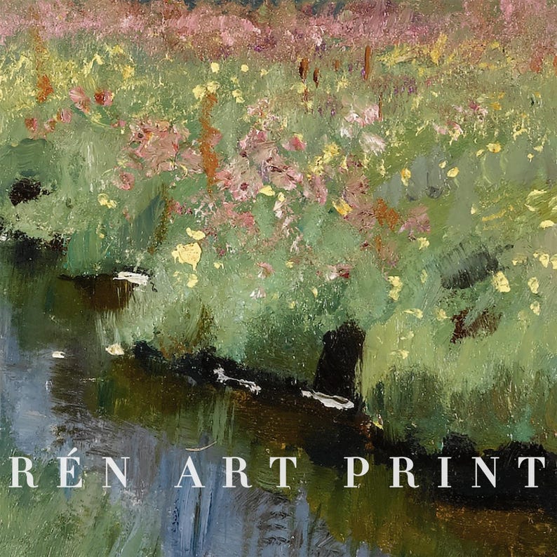 Op de afbeelding: Een schilderij van een groen veld met roze en gele bloemen. Het veld ligt naast een donkerblauwe rivier. Het schilderij heeft een textuur, penseelstreek stijl.