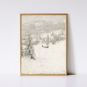 K&ouml;nnte beinhalten: Ein Vintage-Gem&auml;lde einer verschneiten Winterlandschaft mit einer einsamen Figur, die einen Schlitten durch einen Wald zieht. Die B&auml;ume sind mit Schnee bedeckt und der Himmel ist blassblau.