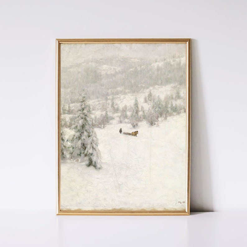 K&ouml;nnte beinhalten: Ein Vintage-Gem&auml;lde einer verschneiten Winterlandschaft mit einer einsamen Figur, die einen Schlitten durch einen Wald zieht. Die B&auml;ume sind mit Schnee bedeckt und der Himmel ist blassblau.
