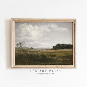 Pode incluir: Uma pintura de paisagem vintage emoldurada em uma moldura dourada desgastada. A obra de arte retrata um campo com vegeta&ccedil;&atilde;o verde e marrom sob um c&eacute;u nublado. O texto "R&Eacute;n ART PRINT Vintage Printable Art" est&aacute; na parte inferior.