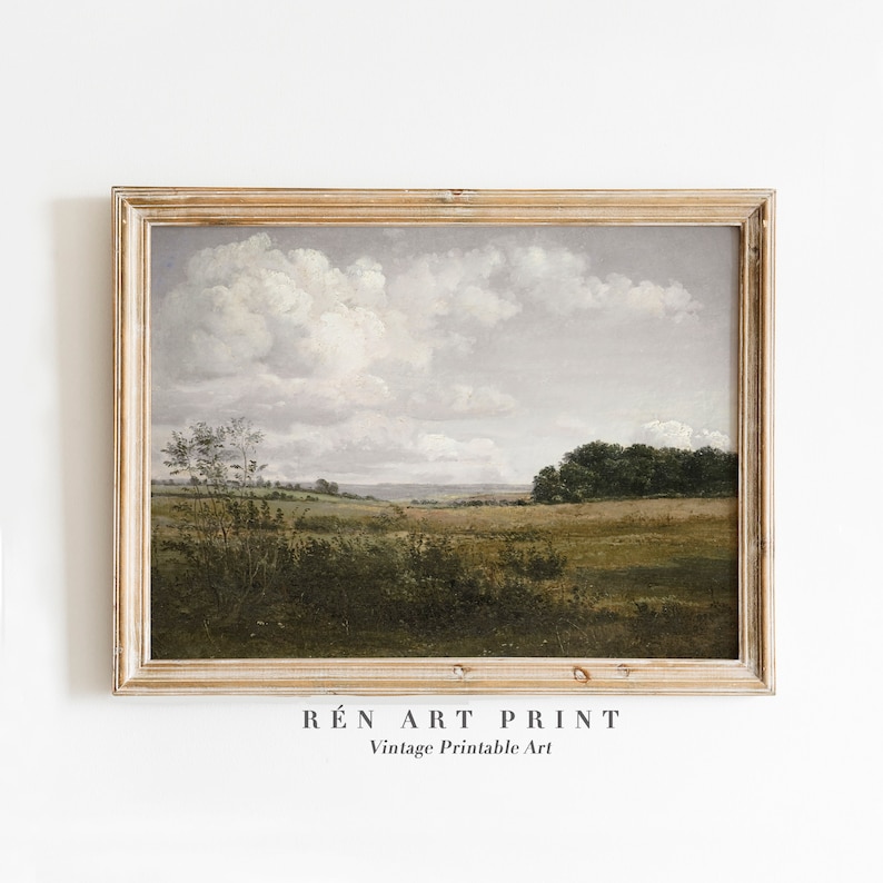 Pode incluir: Uma pintura de paisagem vintage emoldurada em uma moldura dourada desgastada. A obra de arte retrata um campo com vegeta&ccedil;&atilde;o verde e marrom sob um c&eacute;u nublado. O texto "R&Eacute;n ART PRINT Vintage Printable Art" est&aacute; na parte inferior.