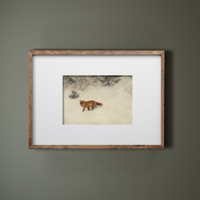 K&ouml;nnte beinhalten: Ein gerahmtes Gem&auml;lde, das einen roten Fuchs zeigt, der durch einen verschneiten Wald geht. Der Fuchs befindet sich in der Mitte des Bildes, der Wald im Hintergrund. Das Gem&auml;lde ist in einem einfachen Holzrahmen.