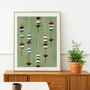 Puede incluir: Impresi&oacute;n de arte abstracto con un fondo verde y un patr&oacute;n de formas geom&eacute;tricas coloridas apiladas. Las formas est&aacute;n dispuestas en columnas verticales y recuerdan a un m&oacute;vil.