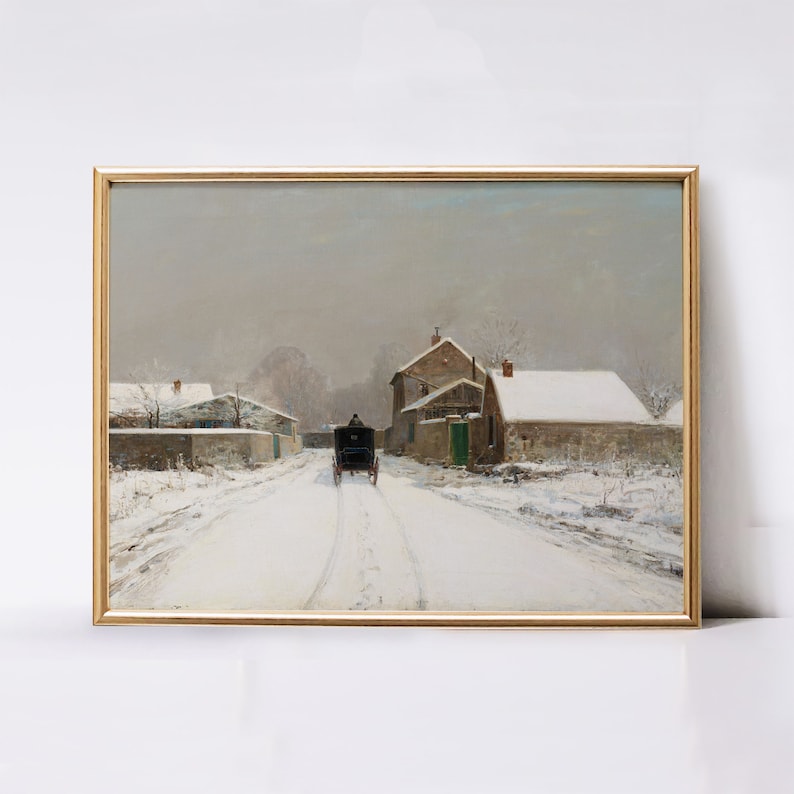 K&ouml;nnte beinhalten: Ein Gem&auml;lde, das eine verschneite Winterszene mit einer Pferdekutsche zeigt, die eine Stra&szlig;e entlang in Richtung eines kleinen Dorfes f&auml;hrt. Die H&auml;user sind aus Stein gebaut und haben schneebedeckte D&auml;cher. Der Himmel ist hellgrau und die B&auml;ume sind kahl.